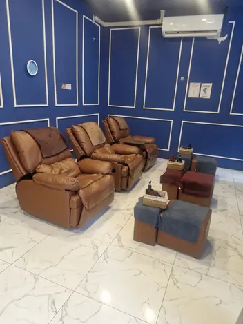 Banana Massage Soi 3: lounge with recliners