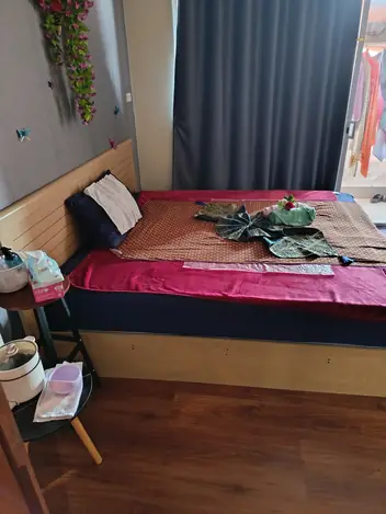 Prostate Massage Pattaya & Sriracha: treatment room with a bed