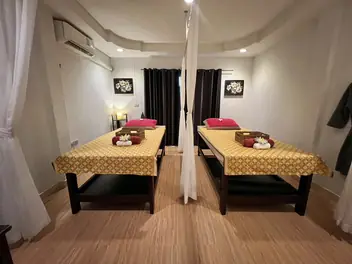 Shangri-La Massage & Spa: treatment room with two beds